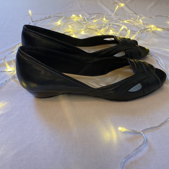 Andrew Gellar genuine leather black open toed shoes with a small wedge - Picture 7 of 7